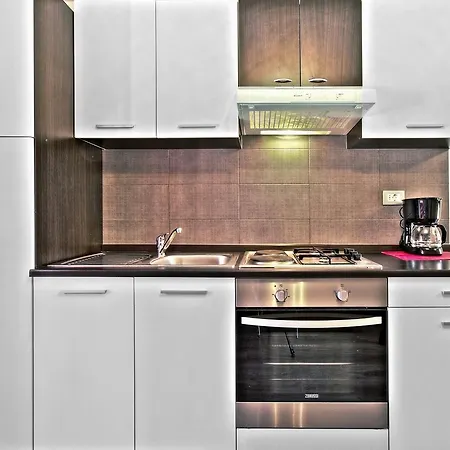 Cici House With אומאג